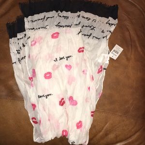 Scarf kisses 💋❤️